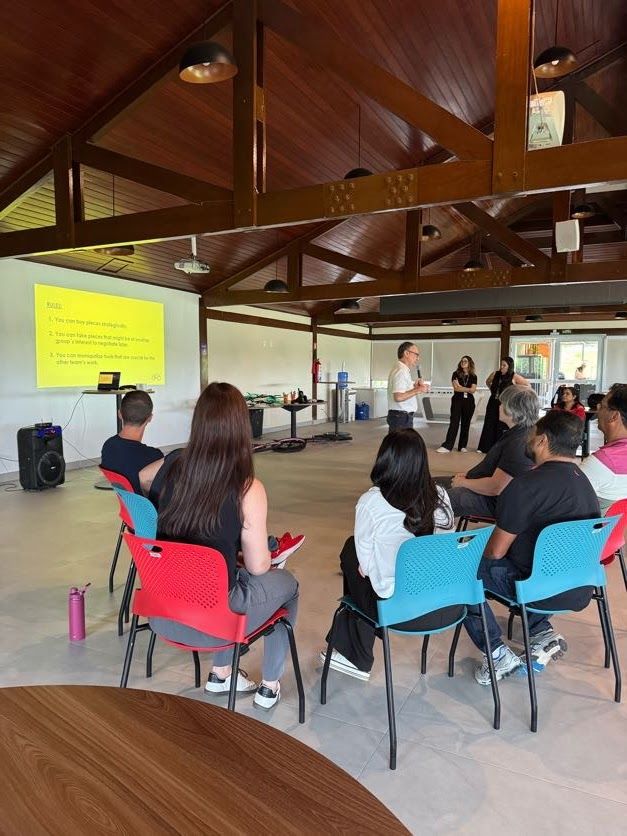Equipe da Tetra Pak participando do Team Building Fábrica de Bikes para fortalecer a integração de colaboradores e melhorar a colaboração entre equipes.