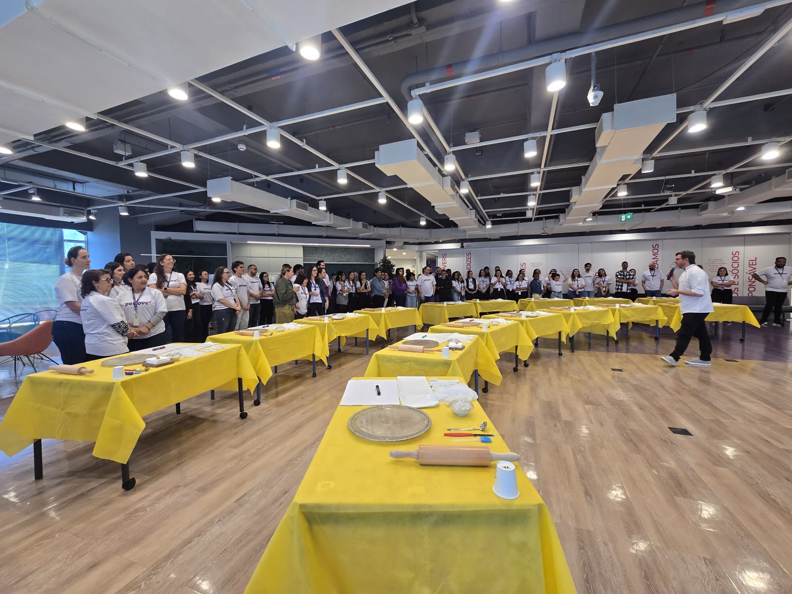 Participantes da Pet Love no team building Batalha das Pizzas conduzido pela Aldeia Incompany