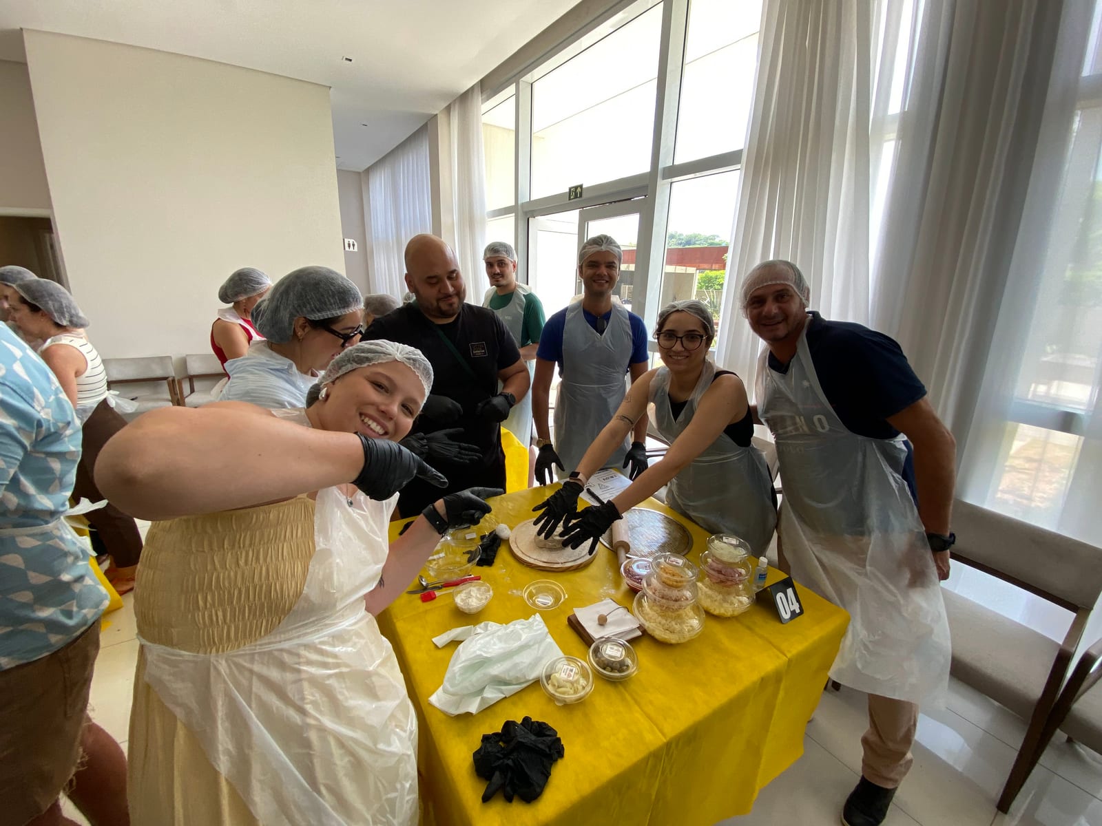 Participantes da Porto Seguro no team building Batalha das Pizzas conduzido pela Aldeia Incompany