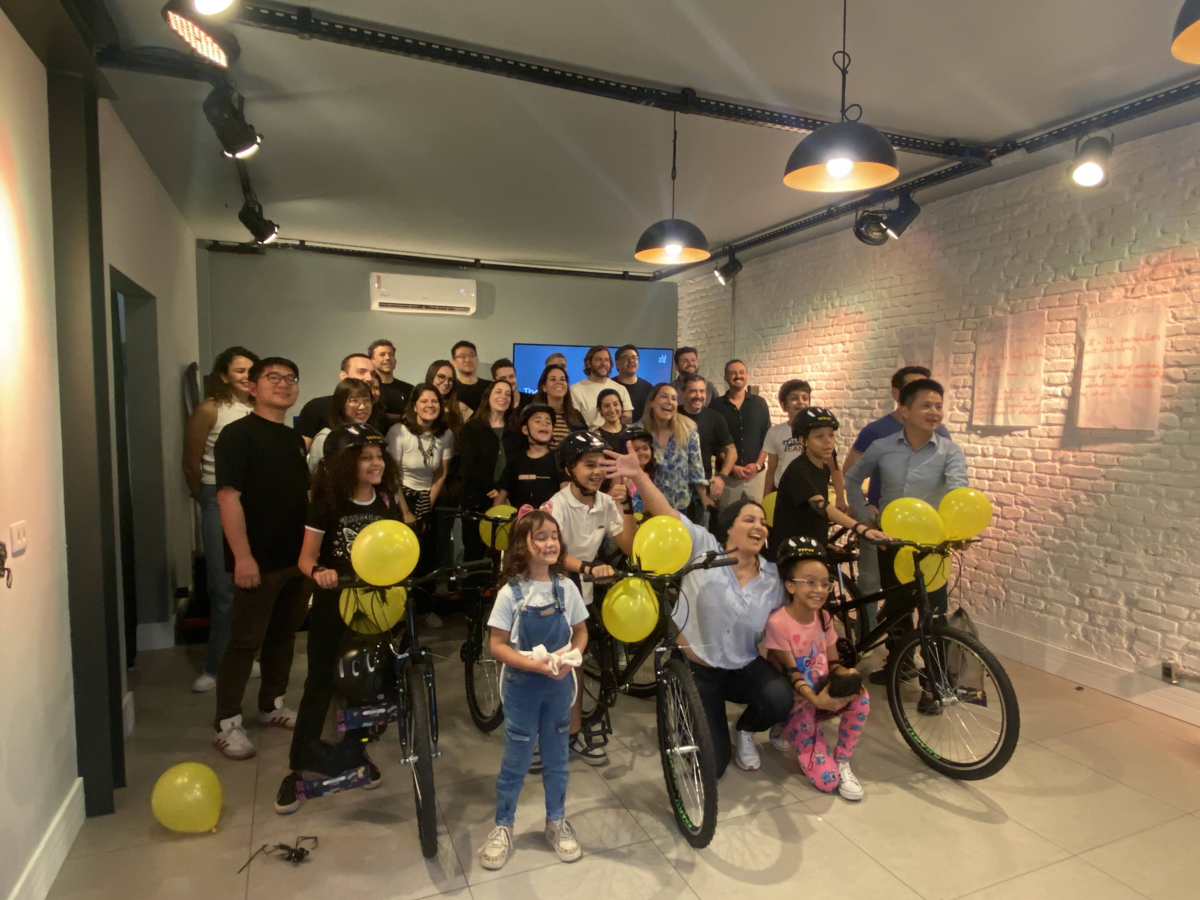 Participantes da 99 Pay no team building Fábrica de Bikes conduzido pela Aldeia Incompany