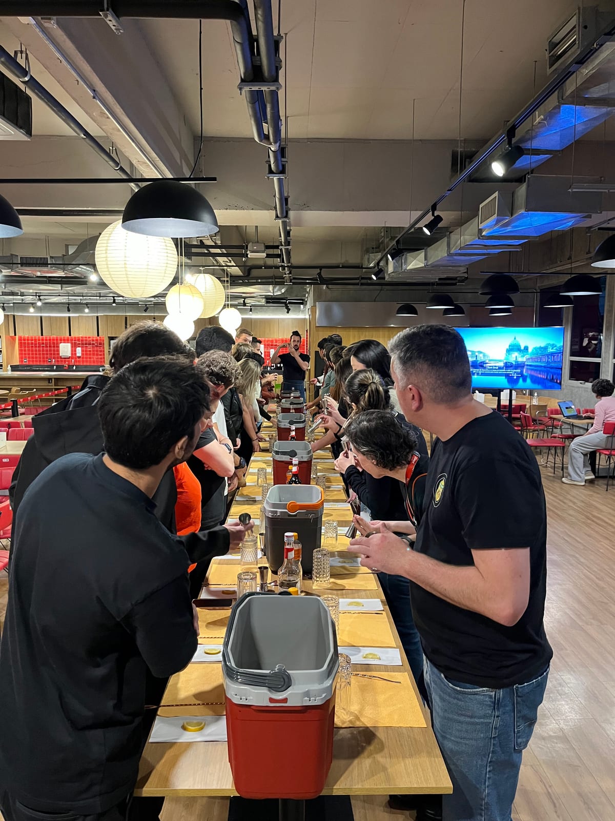 Participantes do iFood no team building Team Drinking conduzido pela Aldeia Incompany